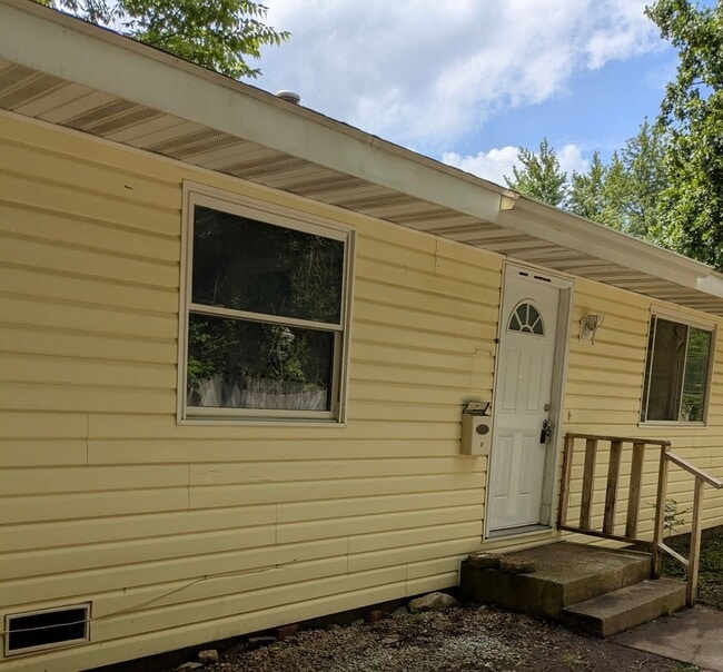 Primary Photo - 2 Bedroom | 1 bath - Remodeled Unit Locate...