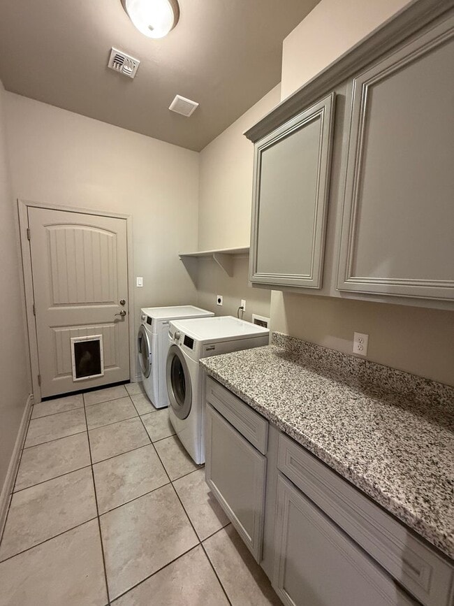 Building Photo - 4 Bedroom in Villa Chaparral!
