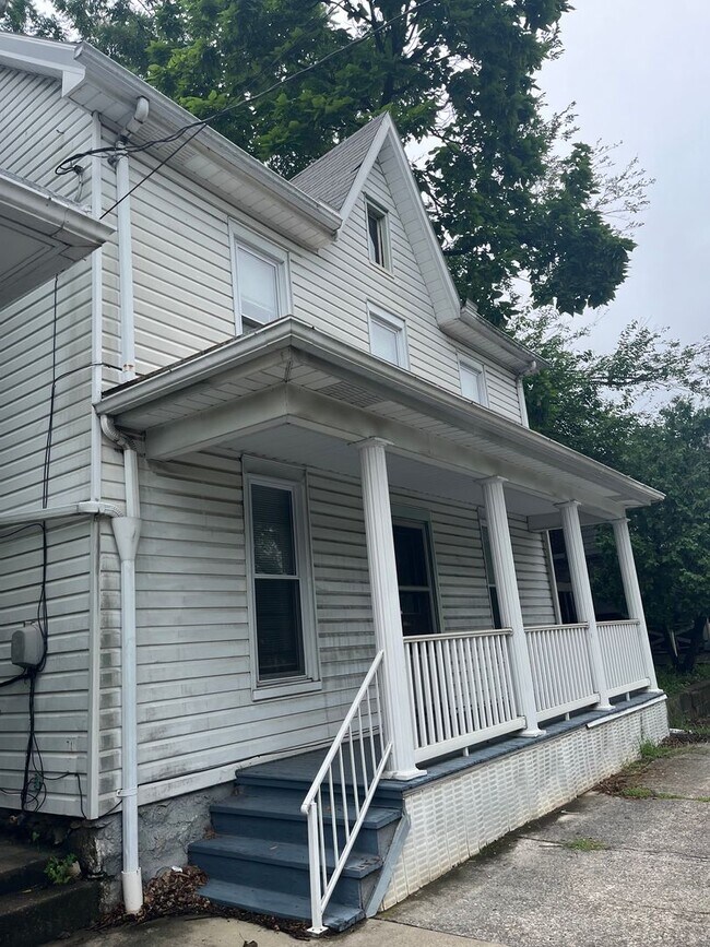 Building Photo - 2-3 Bedroom, 1 Bathroom Detached House in Shippensburg