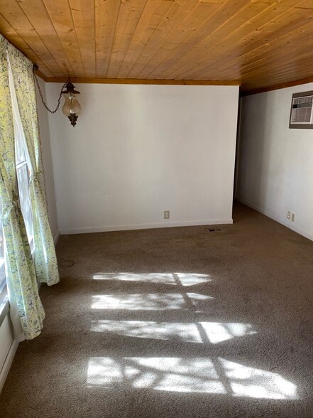 Living Room - 808 N Easy St