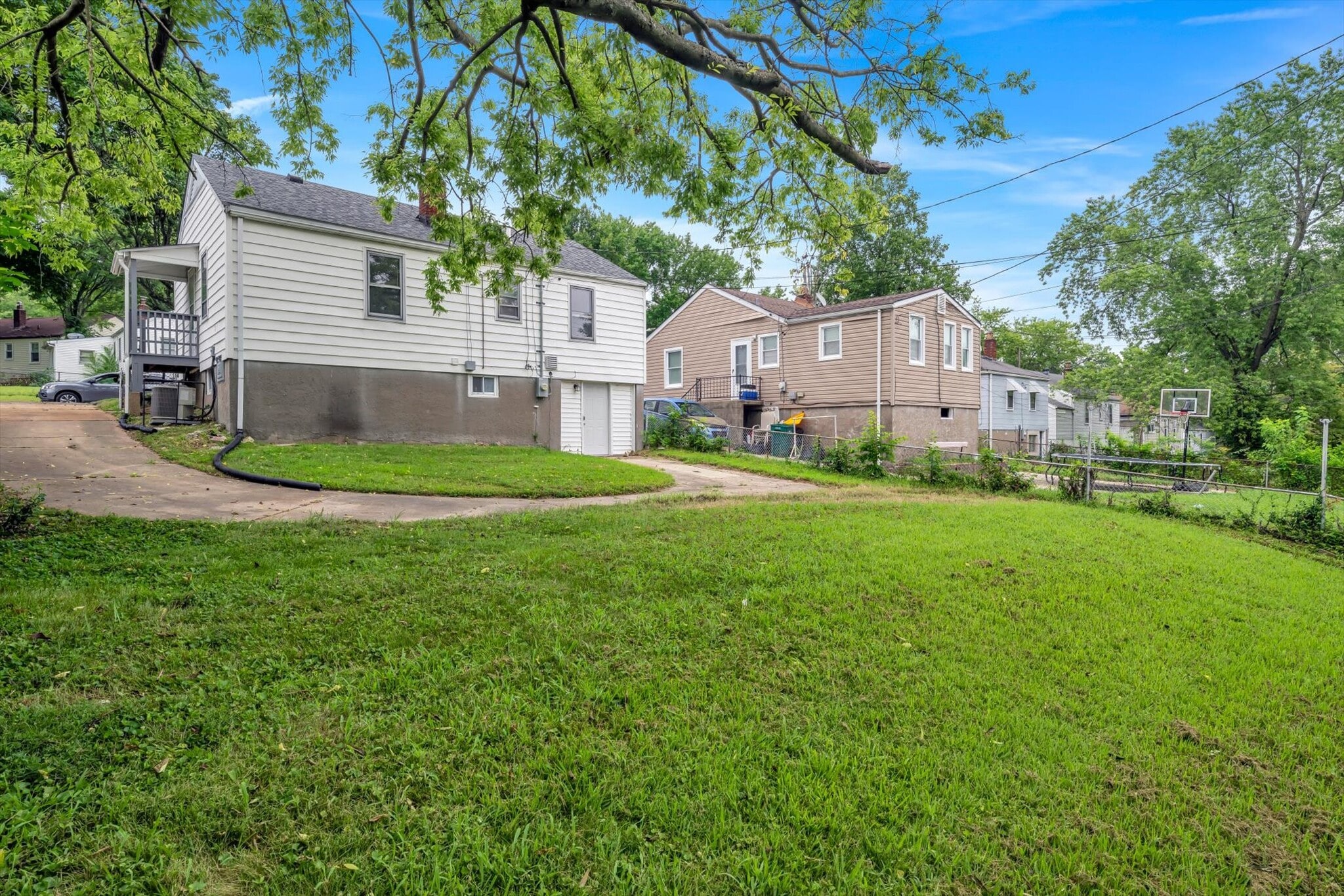 Building Photo - 7120 Roslyn Dr