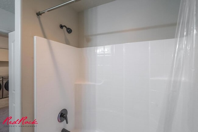 Building Photo - Charming 3 bedroom Townhome. 2 Community Pools!