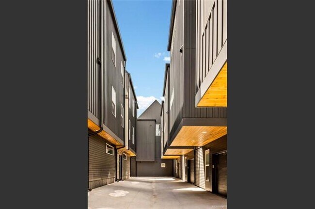 Building Photo - LUX 3BD, 2.5BA University Hills Townhome w...