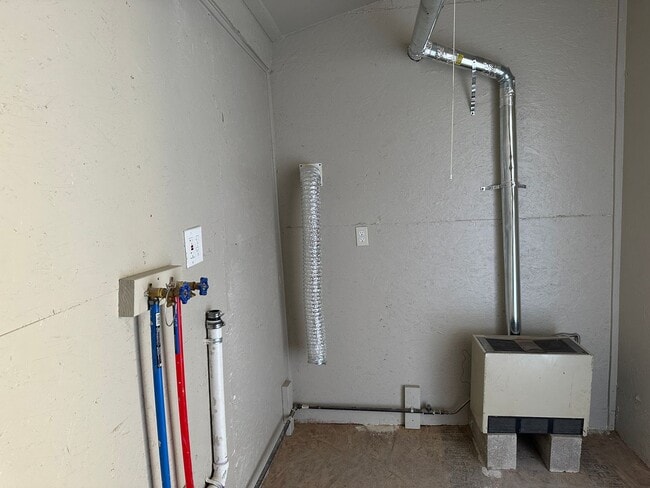 Building Photo - Spacious 5-Bedroom Home with 2 Full Baths, Freshly Rehabbed, Ready to rent