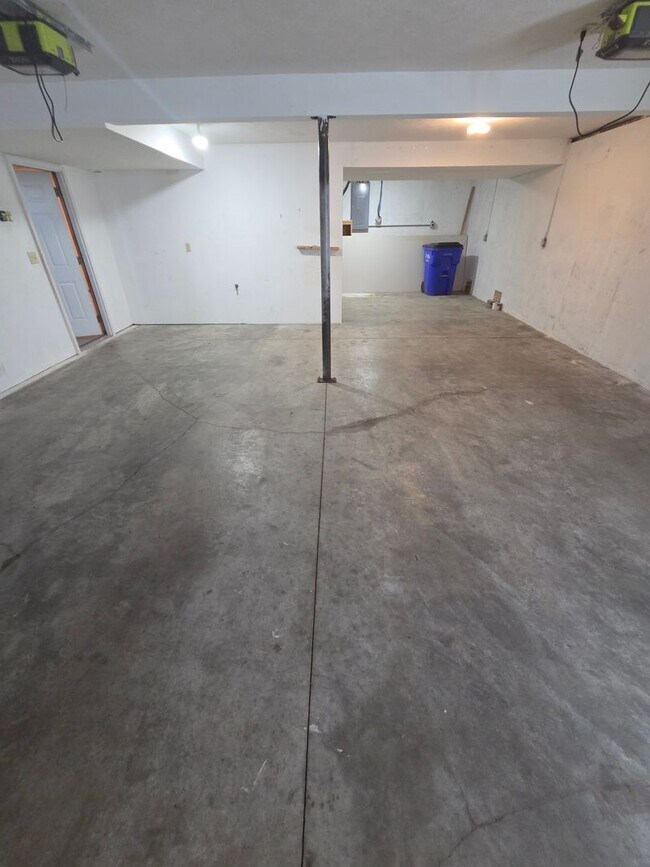 Building Photo - Large 4 Bedroom 3 Bath Single Family