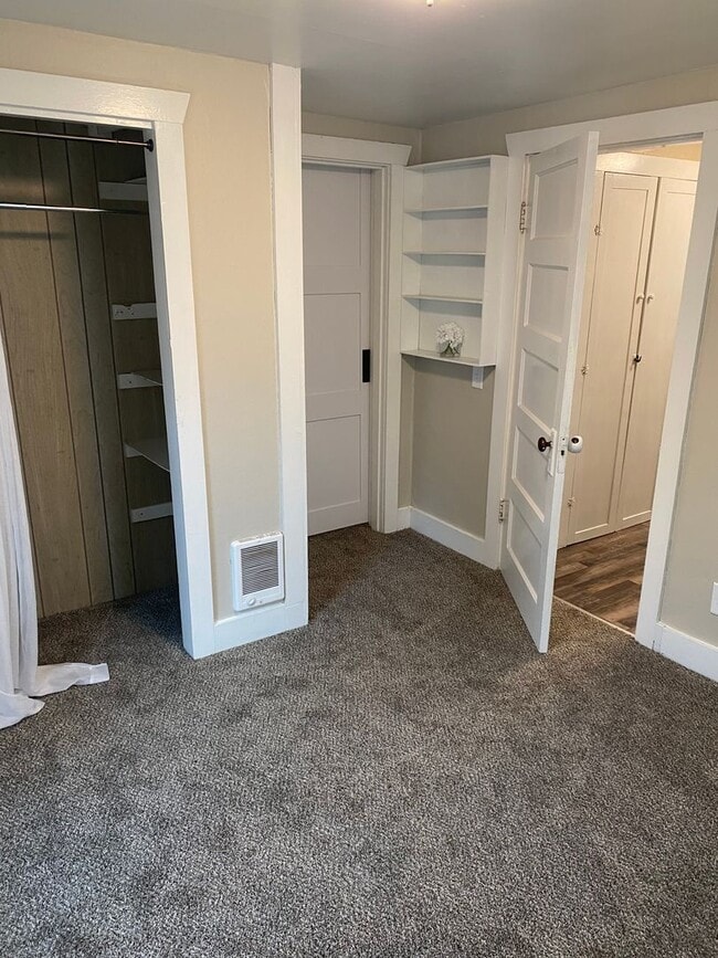 Building Photo - Central Selah Gem: 2-Bedroom Retreat with ...