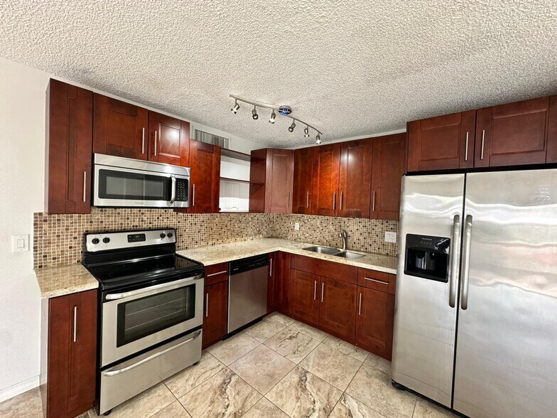 Building Photo - 637 Executive Center Dr