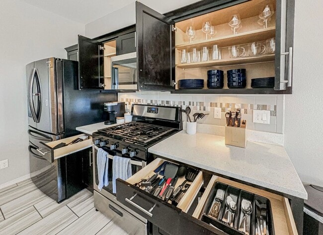 Building Photo - Westside area Rental (Completely Furnished) Beautiful 3 bed/2.5 baths