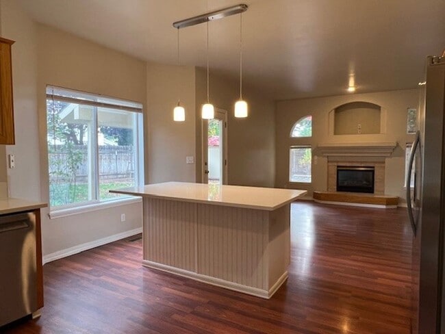 Building Photo - Beautiful 5bd 3ba home on corner lot, Edge...