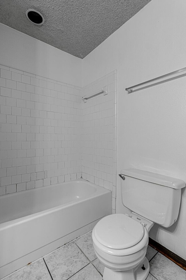 Building Photo - 3 Bed 2 Bath in OKC!