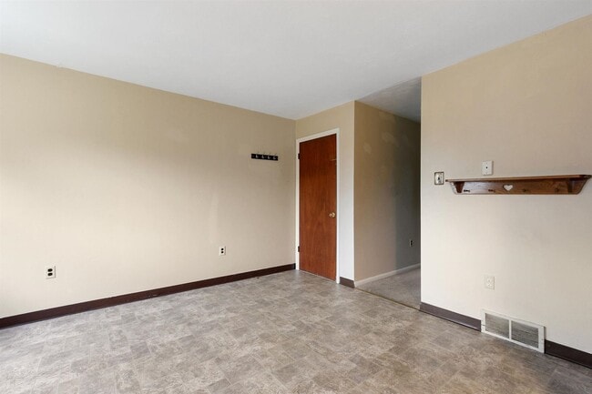Building Photo - Coming Soon - 2 Bedrooms 1 bath - Dallasto...