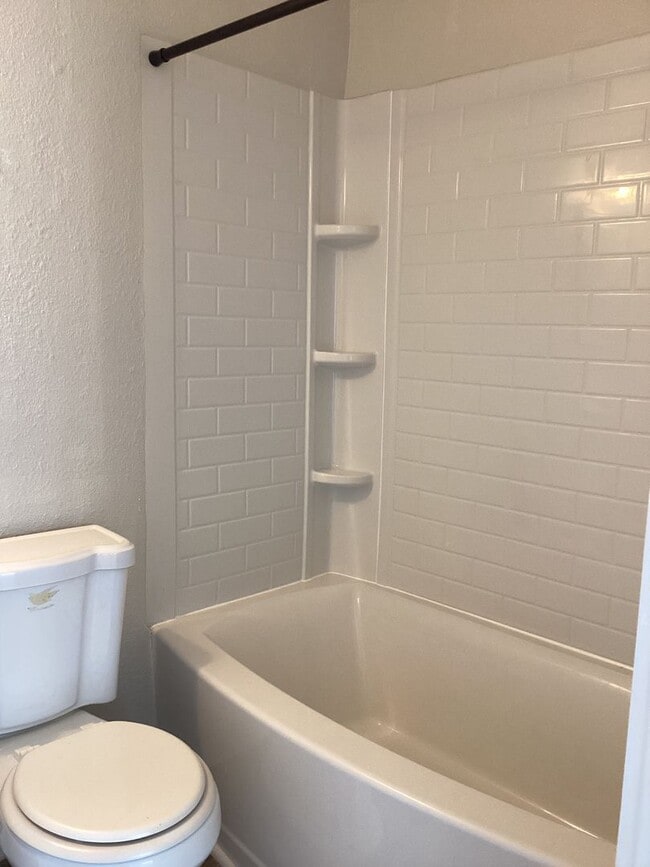 Building Photo - Gorgeous Newly Renovated 1 Bedroom Pets We...