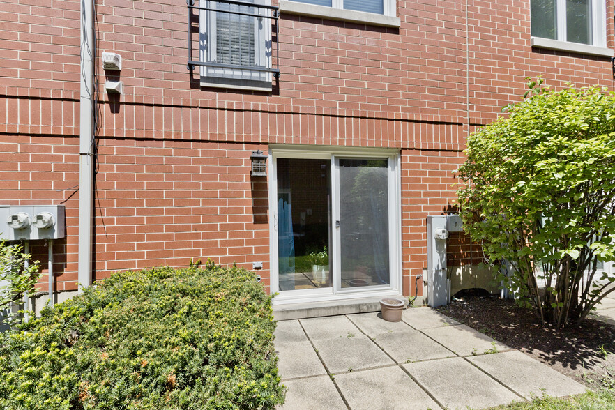 Building Photo - 1827 W Oakdale Ave