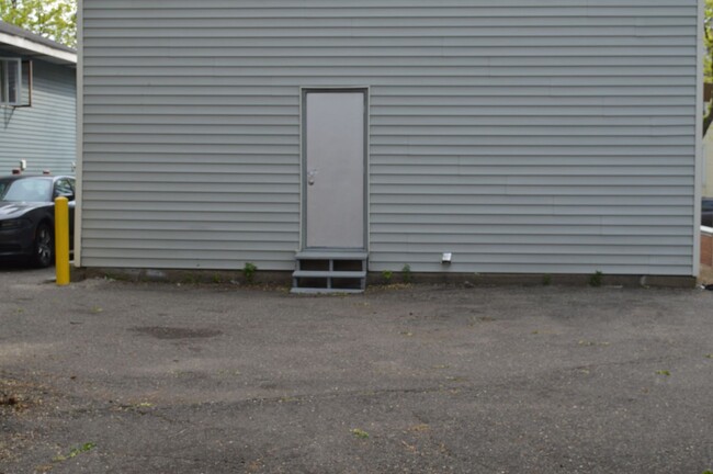 Building Photo - 1425 6th St SE