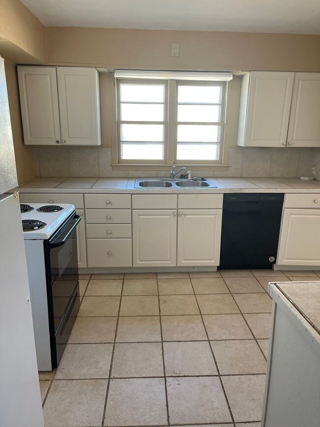 Building Photo - 1401 Yuma St