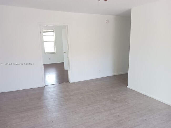 Building Photo - 706 9th St