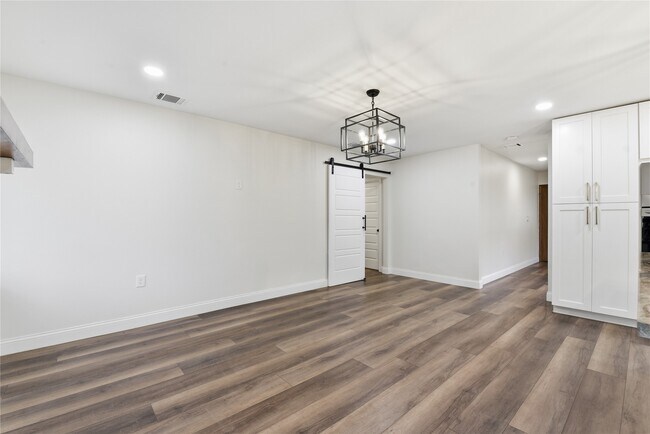 Building Photo - 2606 Parana Dr