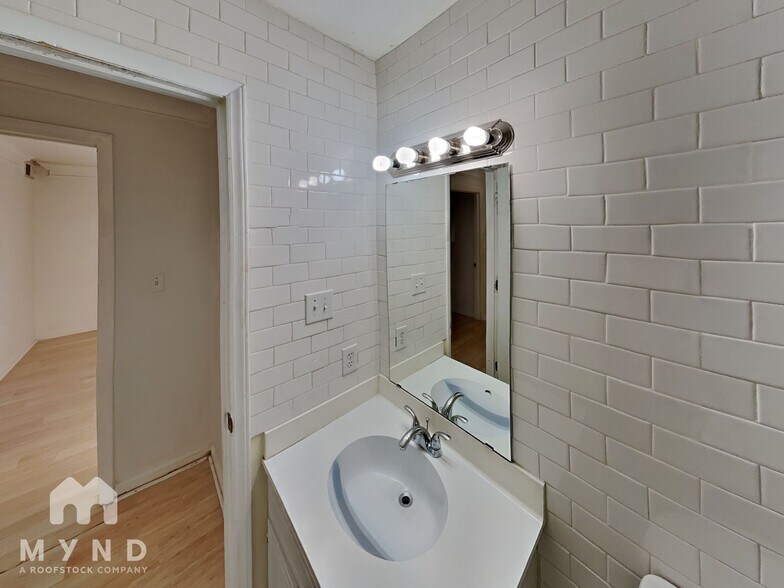 Building Photo - 7992 Shady Oak Trail