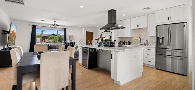 Building Photo - 8631 E Jackrabbit Rd