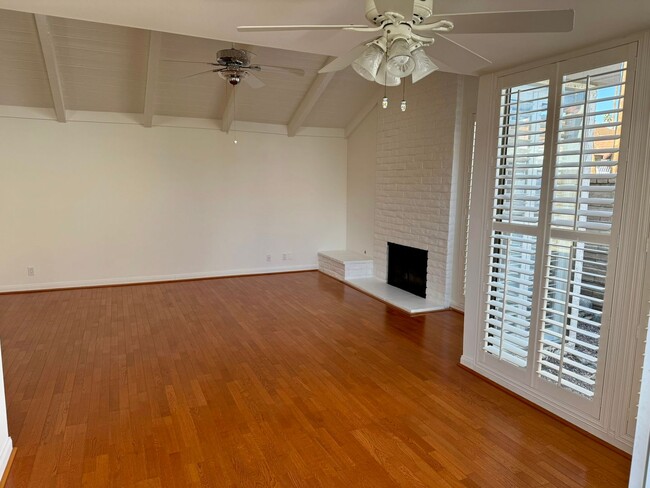 Building Photo - Charming 2-Bedroom Condo in the Coveted Ca...