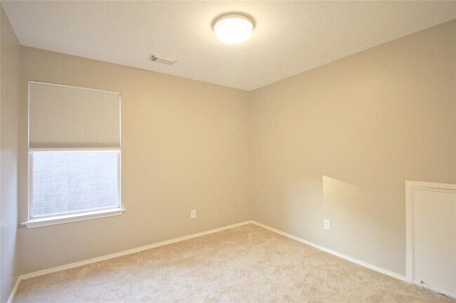 Building Photo - 6 Thicket Grove Pl