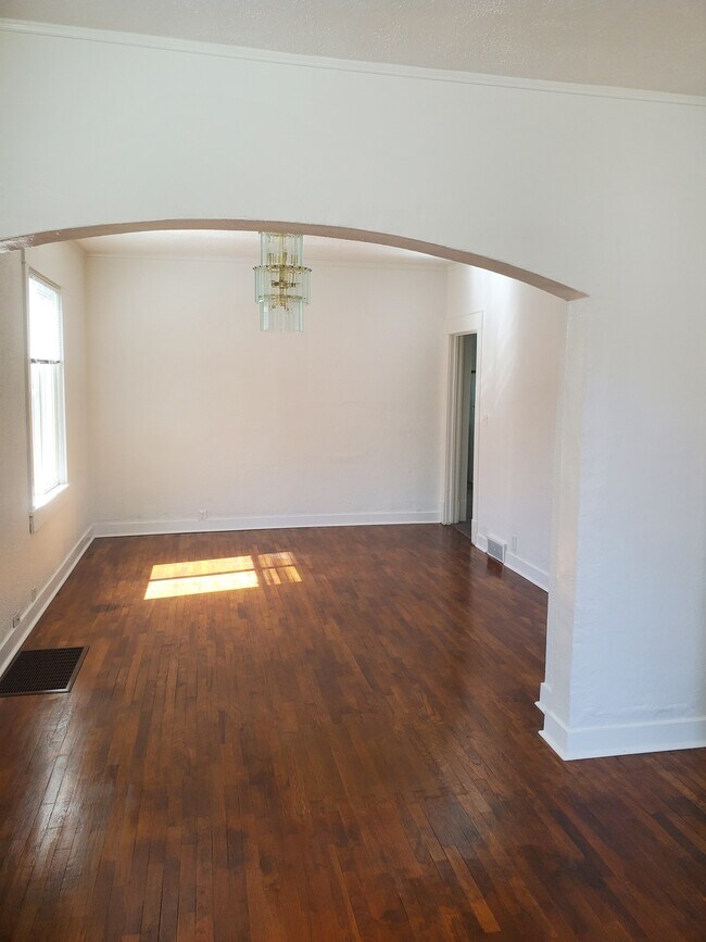 Building Photo - 610 S 8th Ave (C. Lee)