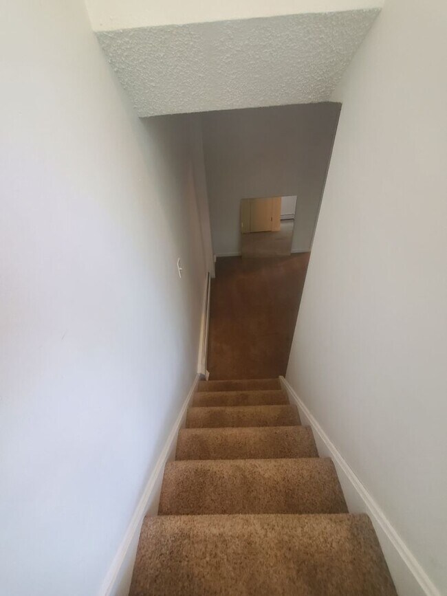 Building Photo - Large and Spacious One Bedroom Available i...