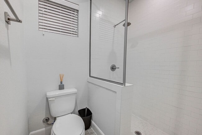 Building Photo - 3BR, 3.5BA Townhome with Balcony, Yard & D...