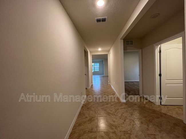 Building Photo - 2711 Rowan St