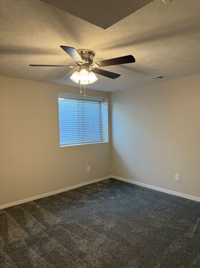 Building Photo - 3 bed/3bath ranch townhome in North Lincoln