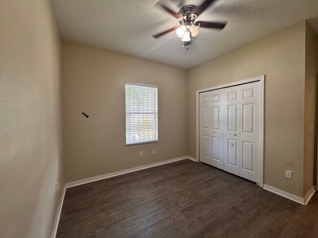 Building Photo - Charming 3-Bedroom Home with Modern Update...