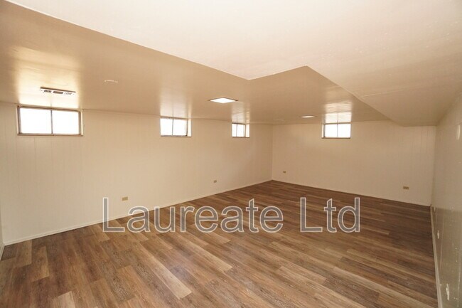 Building Photo - 5998 S Hill St