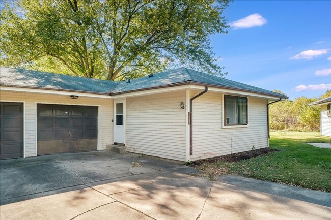 Building Photo - 2 bedroom, 1 bath duplex