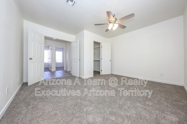 Building Photo - 10140 E Karen Pl