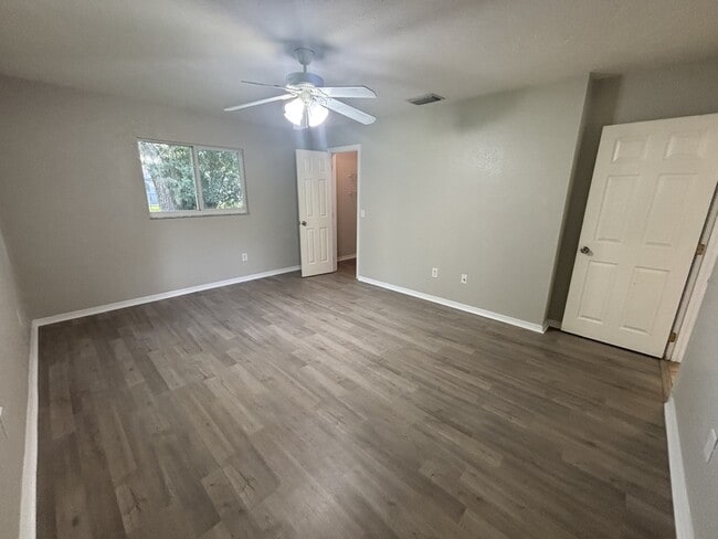 Building Photo - 3949 Lothair Ave