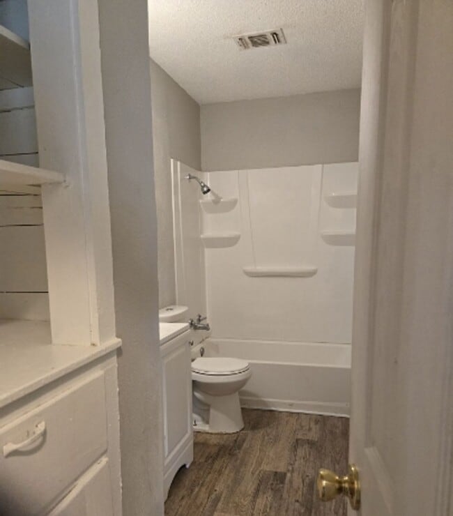 Building Photo - Charming 3 Bedroom