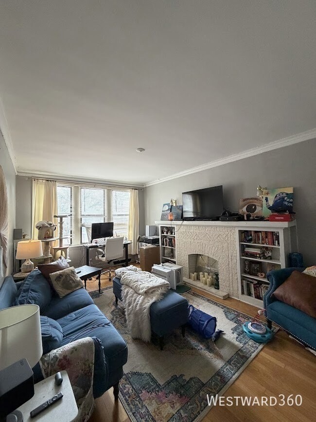 Building Photo - 6051 N Hermitage Ave