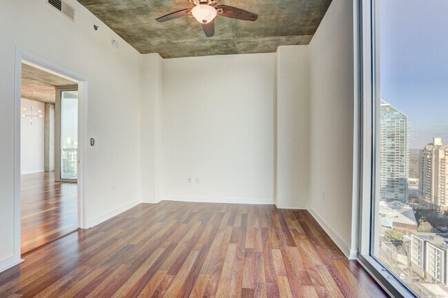Building Photo - Gorgeous Two Bedroom Condo with Stunning Views of Buckhead!