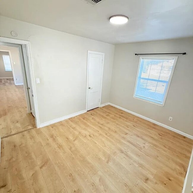 Building Photo - 4004 SE 25th St