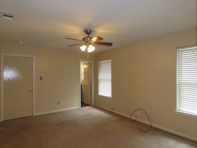 Building Photo - Cozy 3 Bedroom 2 Bathroom In Tyler!!