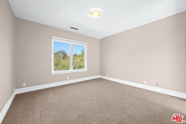 Building Photo - 11221 Briarcliff Ln