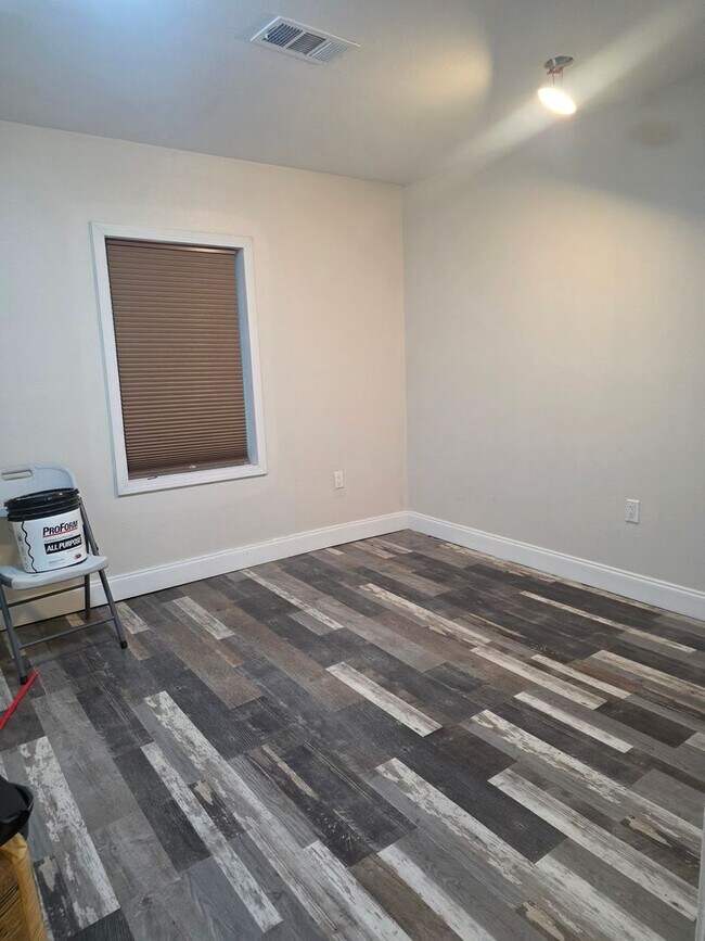 Building Photo - 4 Bedroom 2 bath