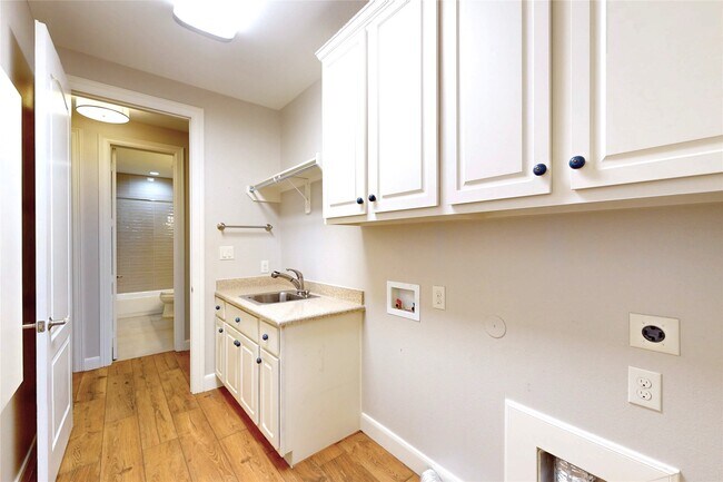 Building Photo - 8870 Van Allen Dr