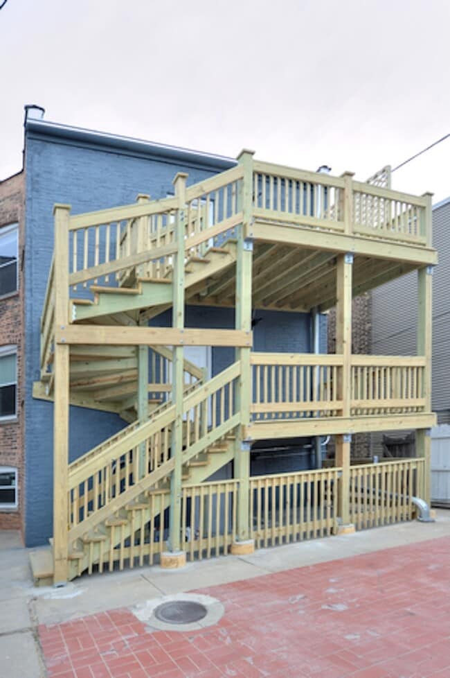 Building Photo - 3015 W Wellington Ave