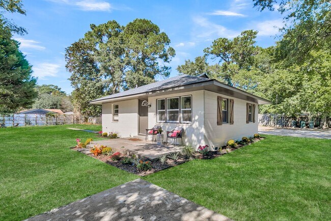 Building Photo - 635 Sequoia St