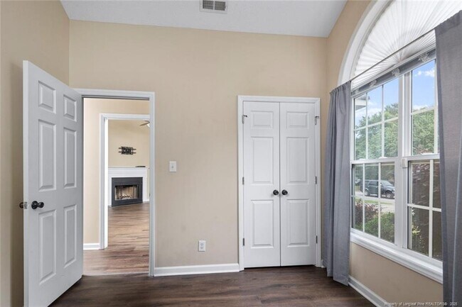 Building Photo - 465 Northwoods Dr