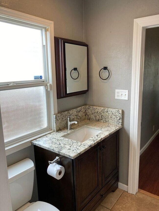 Building Photo - Adorable 2 Bedroom 1 Bath Cozy Modesto Home