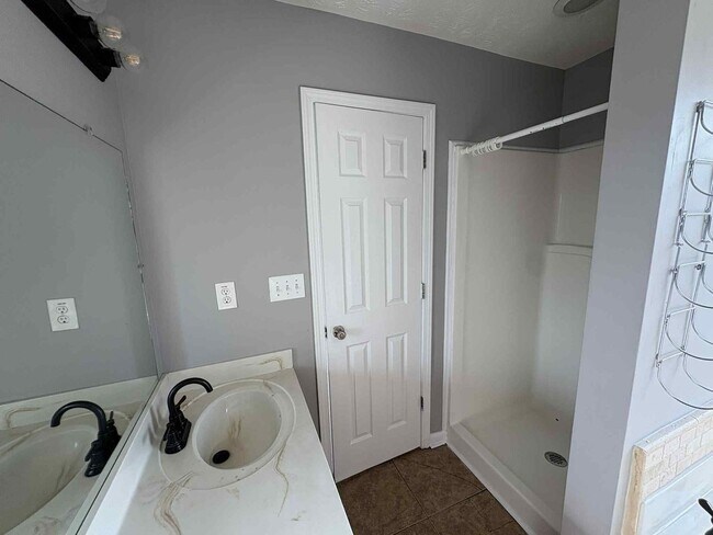 Building Photo - Welcome to Chinook Haven – Your Spacious Retreat Near Fort Campbell!