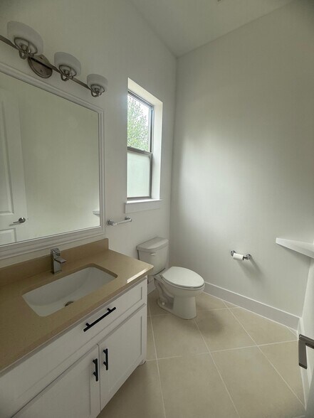 Building Photo - 3008 Zenia Dr