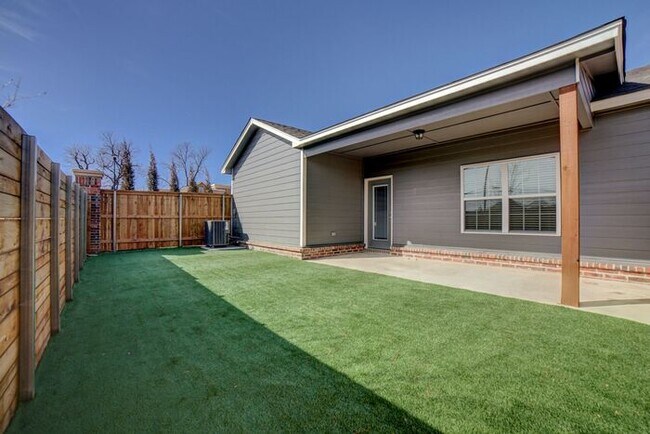 Building Photo - Lawn Care Included! 3/2/2 Luxury Patio Home Broken Arrow